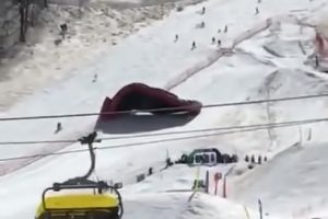 俄罗斯滑雪场惊现“失控”安全气囊